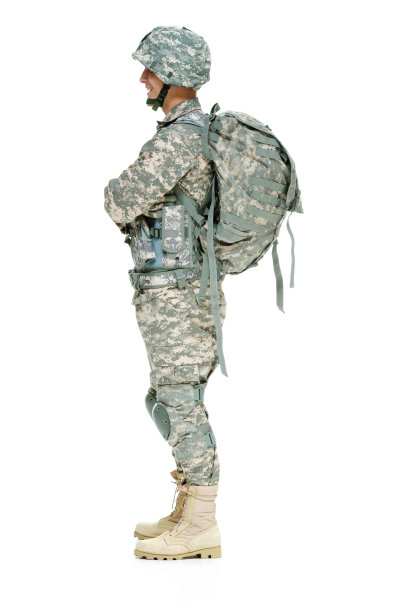 一个微笑的军人双手交叉站在那里图片下载