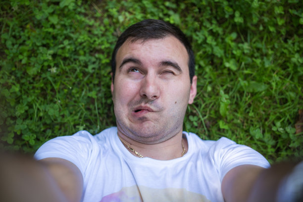 滑稽的人做鬼脸图片下载