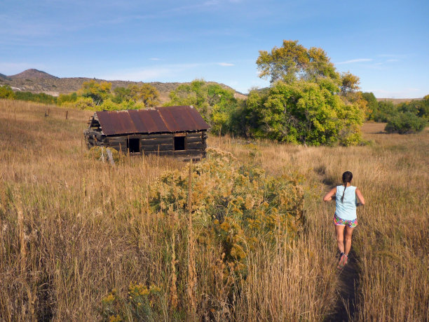 女人的小道跑老木屋查特菲尔德州立公园科罗拉多山图片下载