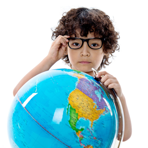 年轻的亚洲男孩与球在白色的背景图片下载