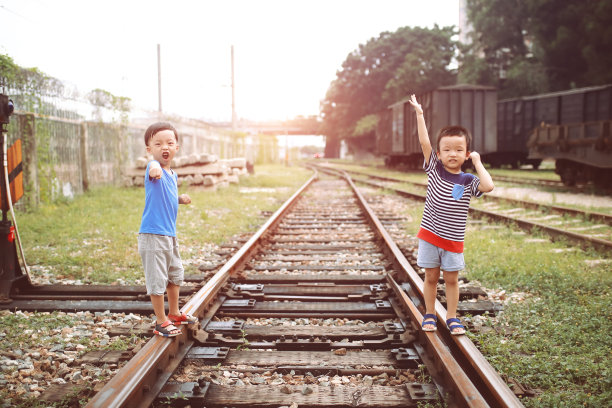 孩子们在跑道上玩耍图片下载