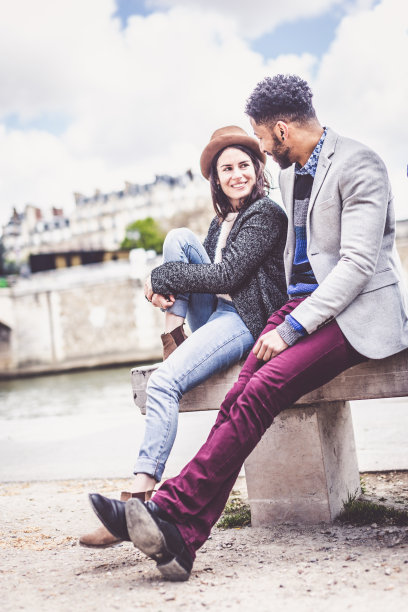 年轻的多民族夫妇享受他们的巴黎之旅，法国图片下载