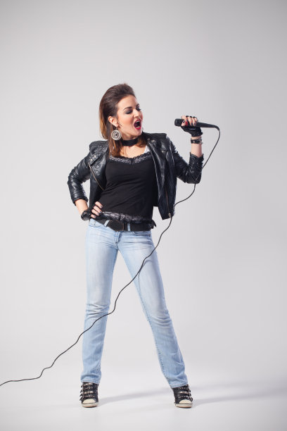 拿着麦克风的女摇滚歌手图片下载