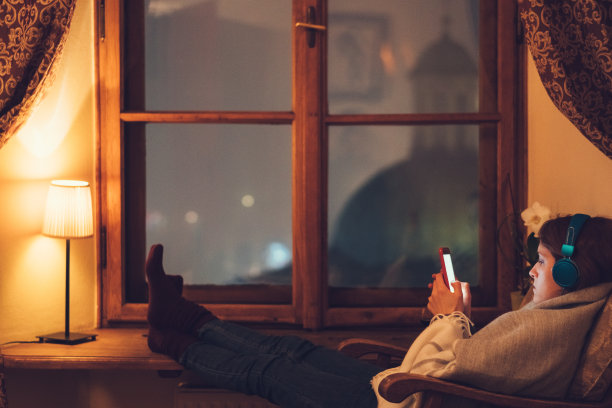 一个孤独的女人在家里度周末图片下载