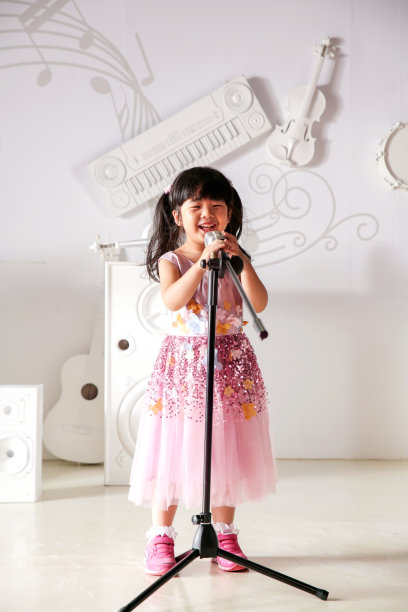 唱歌的孩子图片下载