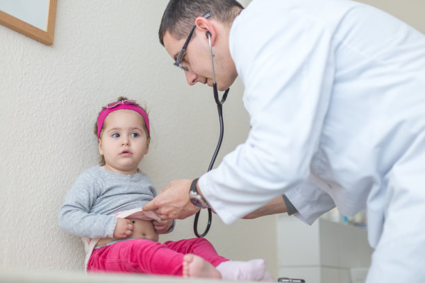 女婴在医生办公室接受检查图片下载