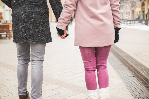 后视图的夫妇散步图片下载