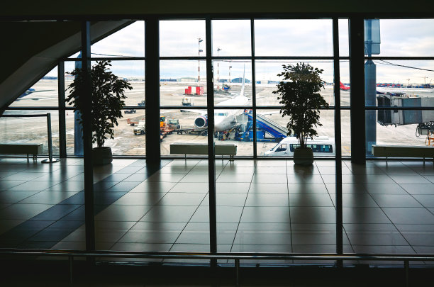 机场黑暗的航站楼，窗户，反射，飞机的背景图片下载