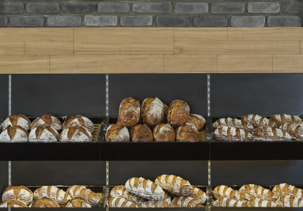 不同类型的日常面包在面包店的摊位上图片下载