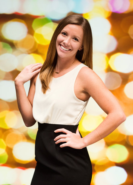 快乐的女人看着相机图片下载