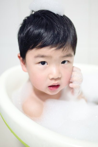 浴缸里的男孩图片下载