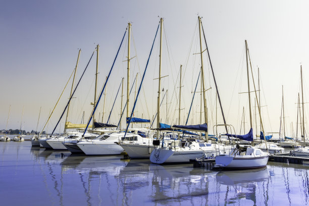 停泊在湖中码头上的游艇素材图片