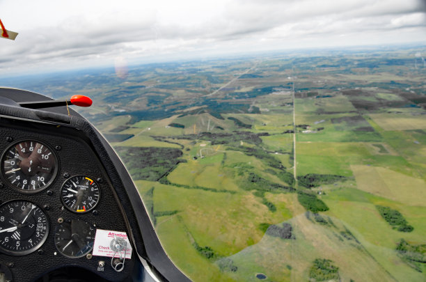 滑翔机座舱视图-仪表板和农田图片下载
