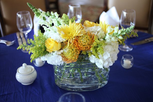 用鲜花的花瓶。图片下载