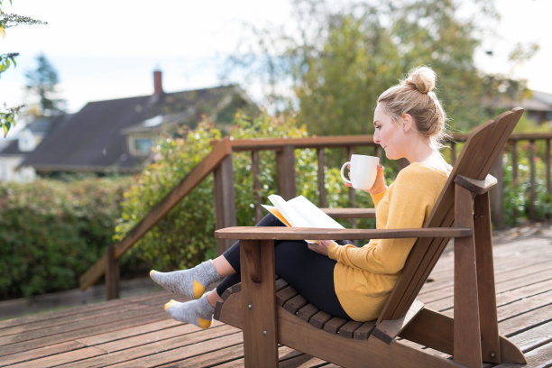 女人在外面看书喝茶图片下载