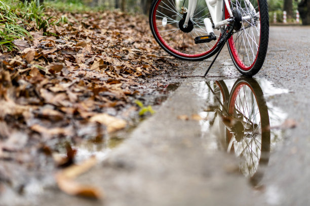 停在路边的单车图片下载