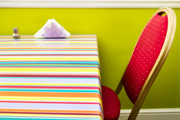 50年代的复古椅子和桌子图片下载