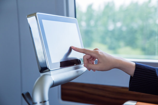 中国上海，美丽的女商人坐在高铁里。图片下载