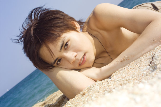 沙滩上的少年图片下载