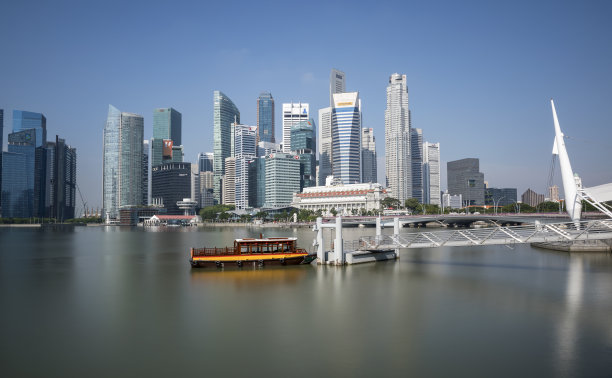 白天在滨海湾的新加坡商业区图片下载