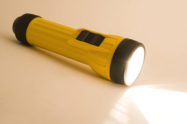 手电筒照在桌子上图片下载