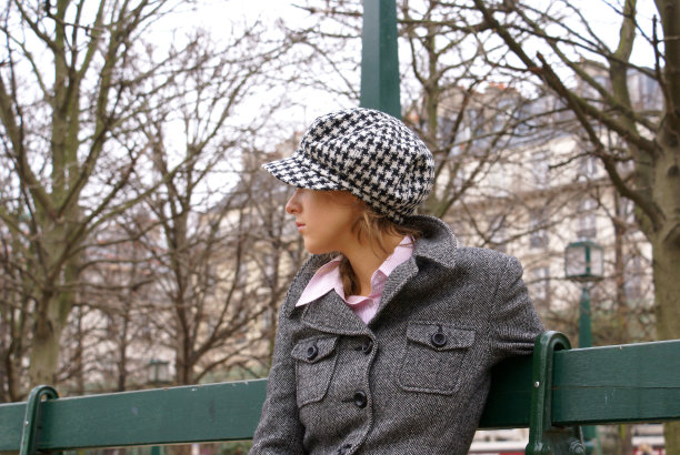 坐在长椅上的女孩图片下载