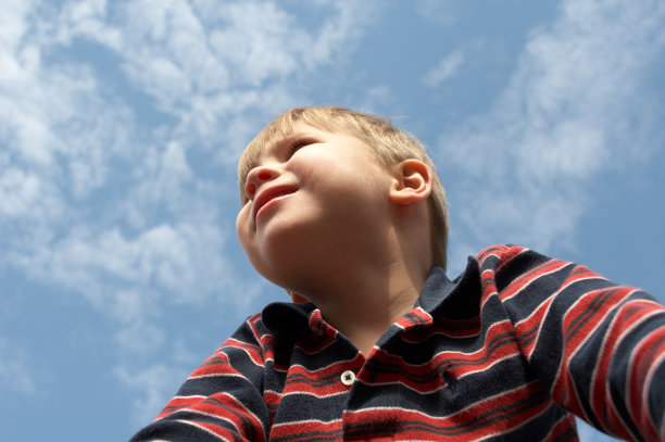 男孩展望未来图片下载