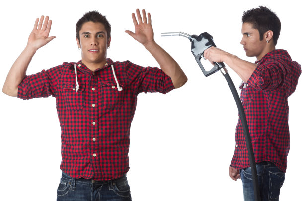 拿着煤气喷嘴的人图片下载