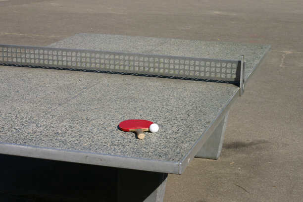 球拍和球在乒乓球桌上图片下载