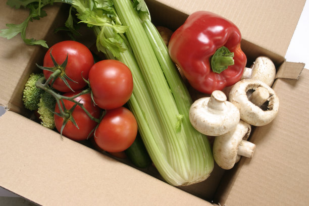 一盒新鲜的花园蔬菜图片下载