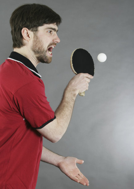 大声喊叫的乒乓球运动员图片下载