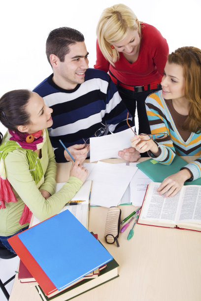 年轻的高中生一起学习的照片图片下载