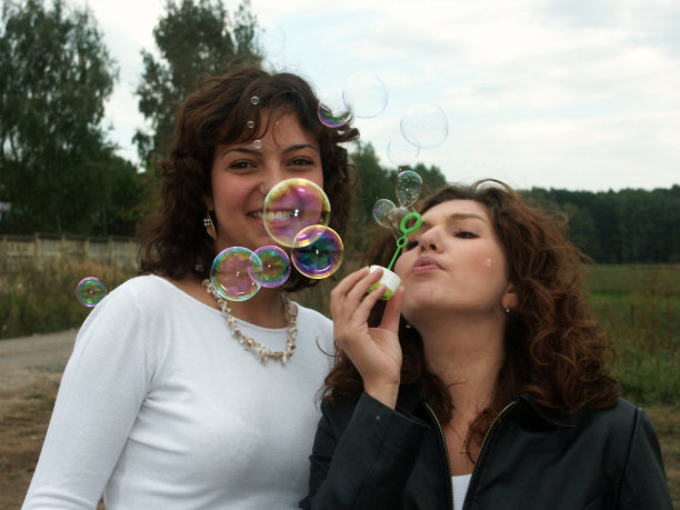 两个肥皂泡的女孩图片下载