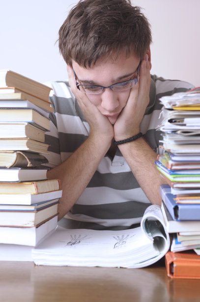 读书累了的学生图片下载