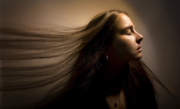 风吹过头发的女孩图片下载