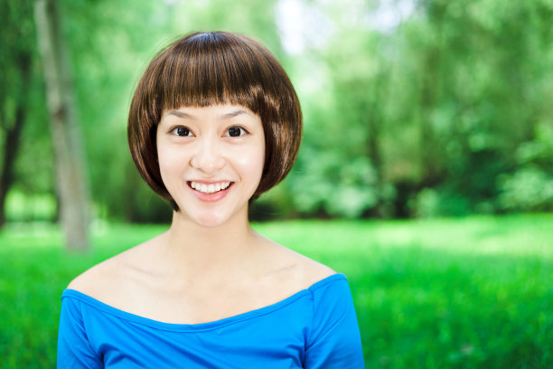 东亚女孩微笑的肖像图片下载