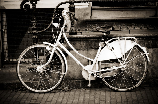 自行车旁边的旧楼梯图片下载