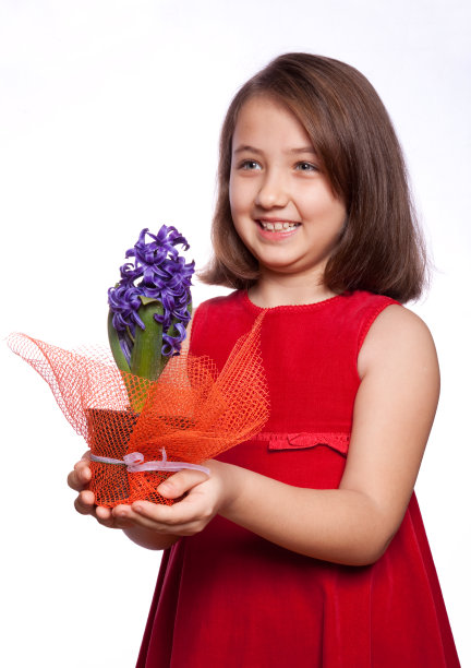 小女孩和紫色的花在花盆里图片下载