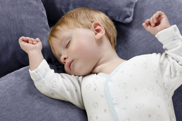 宝宝睡觉和平图片下载