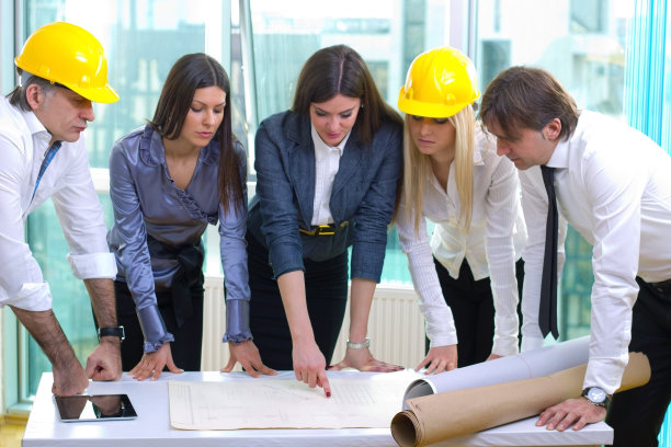 建筑师正在和投资者讨论设计图图片下载