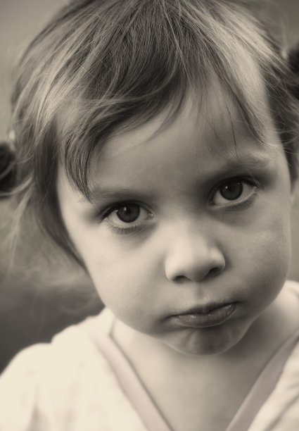 悲伤的幼童照片图片下载