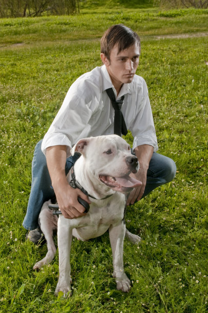 青年和狗图片下载