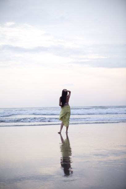 巴厘岛水明漾海滩上的女孩图片下载