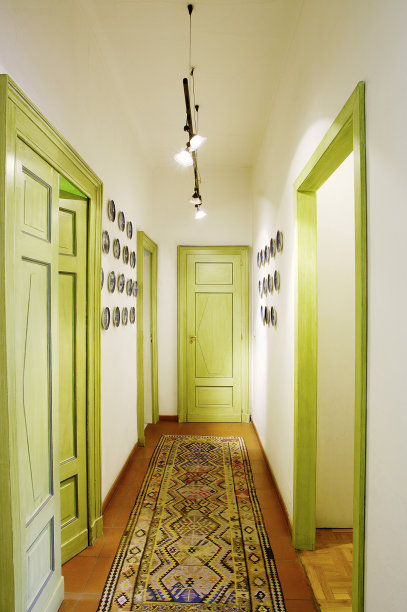 典雅的厅堂，木门，波斯地毯，挂碟图片下载