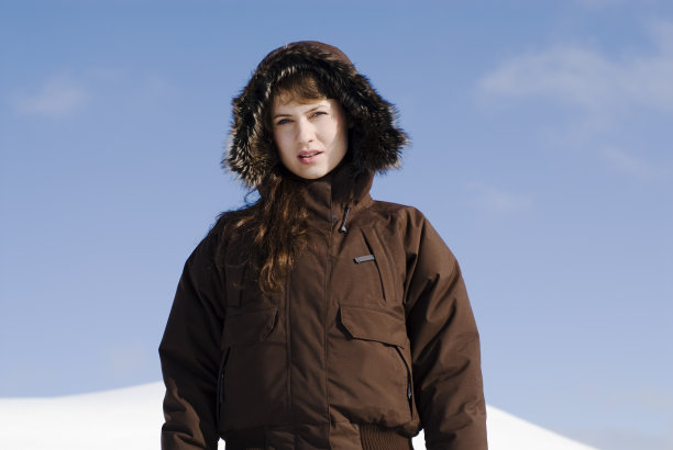 女人看着镜头图片下载