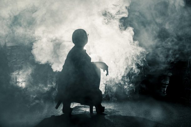 一个女人在烟雾弥漫的地下通道里图片下载