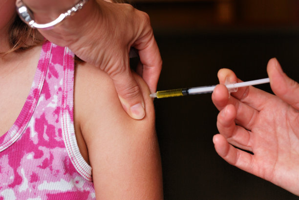 女孩接受注射图片下载