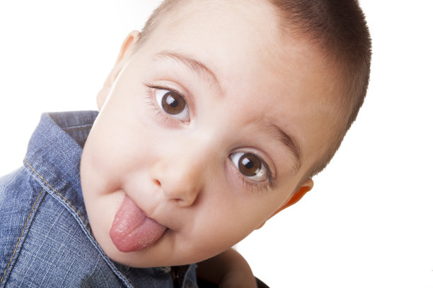 小男孩做鬼脸。图片下载