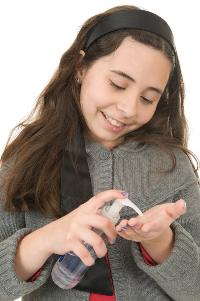 有洗手液的小女孩素材图片