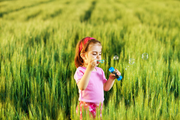 吹泡泡图片下载